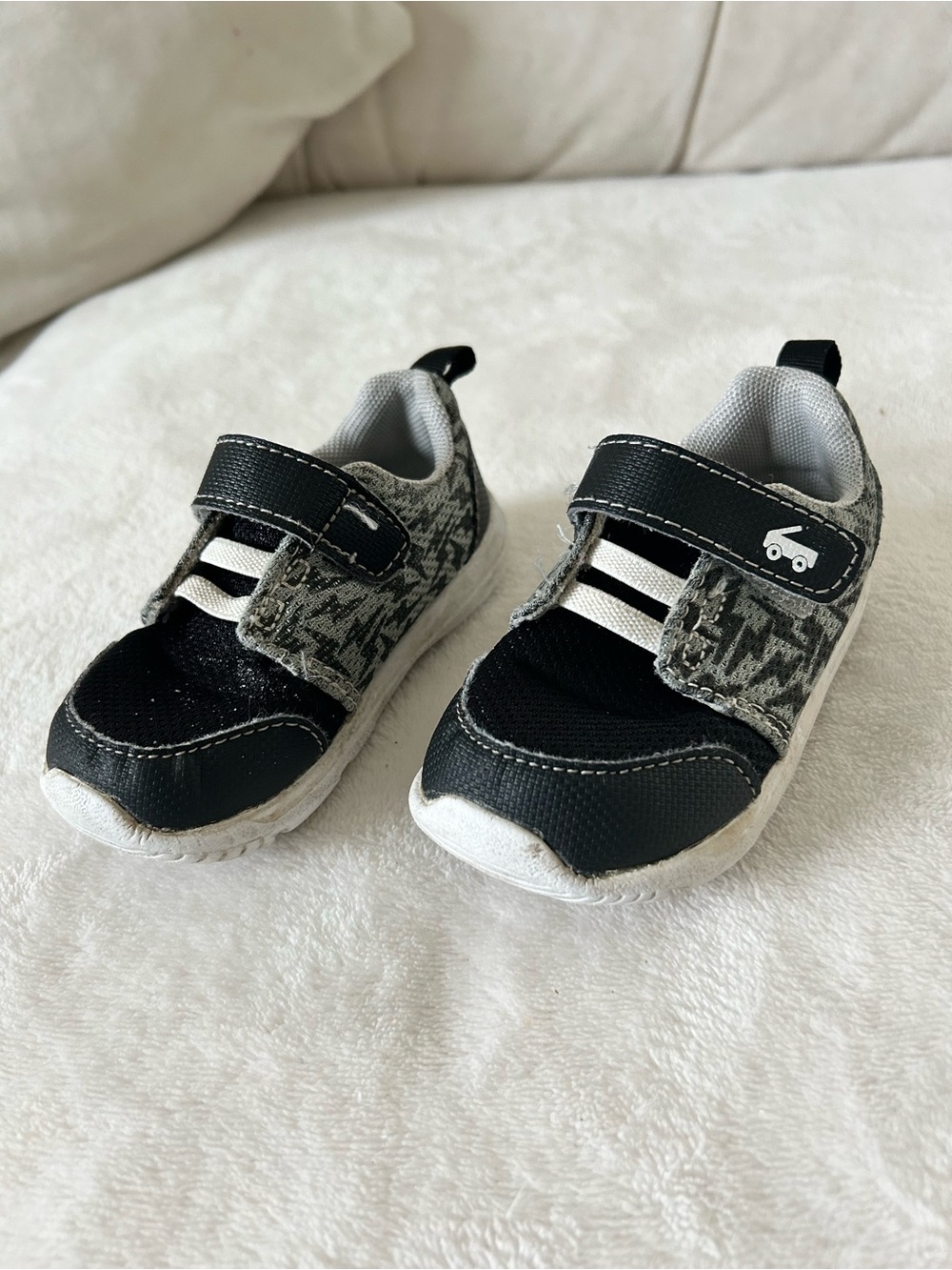 See Kai Run Toddler SIZE 6 Black & Gray Casual Hook-and-Loop Sneakers